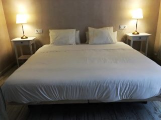 Masterbedroom met bed van 2x2 meter