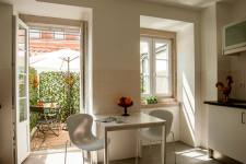 Een van de 2 suites met terras, begane grond