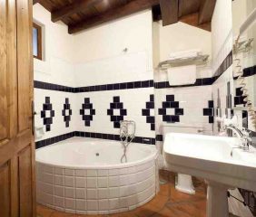 Ruime badkamer met bad
