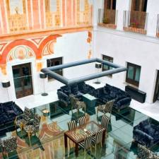Het restaurant met er onder historische opgravingen
