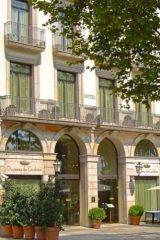 Facade van het hotel aan de oude haven
