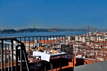 zicht op Lissabon en de taag vanuit het hotel in Alfama
