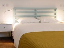 het tweepersoonsbed is wat smal