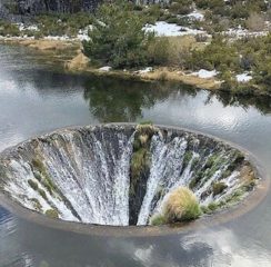 Een meer met een gat erin in de Serra da Estrela