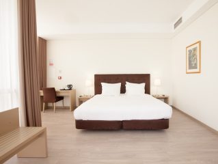 Een van de kamers aan de tuin Een van de kamers aan de tuin