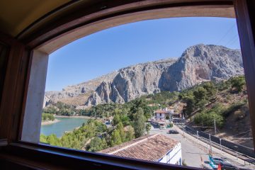 uitzicht op de el chorro kloof vanuit de duplex met keuken