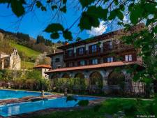 De tuin met zwembad van het hotel in De Picos de Europa, Cantabrië