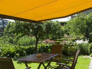 Terras bij het tuinhuisje