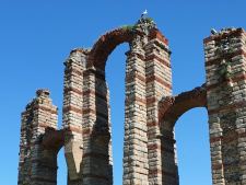 Aquaduct met ooievaars