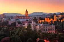 Zicht op Malaga in de avond, de Kathedraal en het Alcazaba