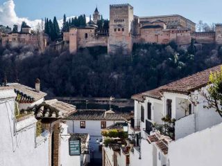 Zicht op het Alhambra in Granada vanuit Albaicin