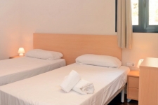 een van de drie slaapkamers