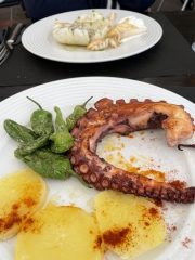 Pulpo met pimientos de padron